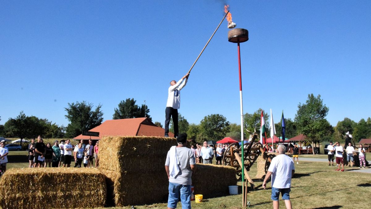 Elképesztő jelenetek a zalai faluban – idén még a külföldieket is beszippantotta a parasztolimpia (galéria, videó)