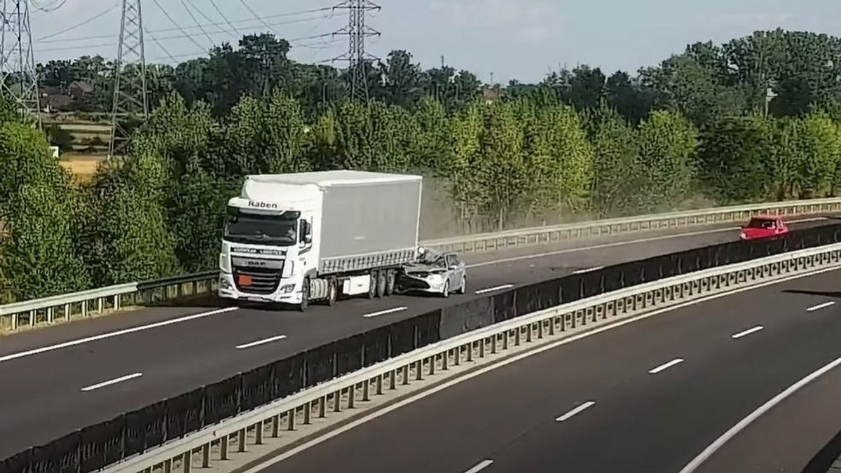 Videón a súlyos baleset: magával vonszolta a kamion a nekiütközött személygépkocsit az autópályán