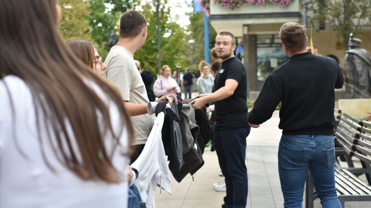 15 és fél méteres ruhakígyót építettek a gólyák – játékos feladatokkal avatták az egyetemistákat Zalaegerszegen (galéria, videó)