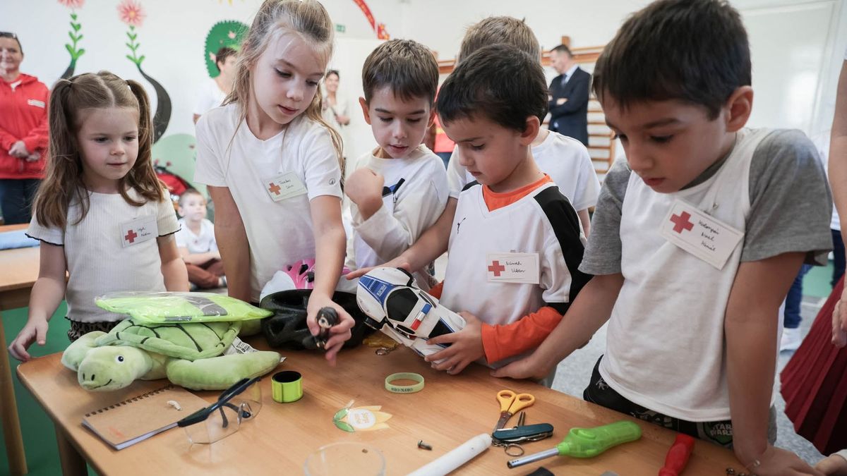 „Na szia mentő!” – Egy 4 éves kisfiú hőstette inspirálta a legújabb zalaegerszegi óvodai programot (galéria, videó)