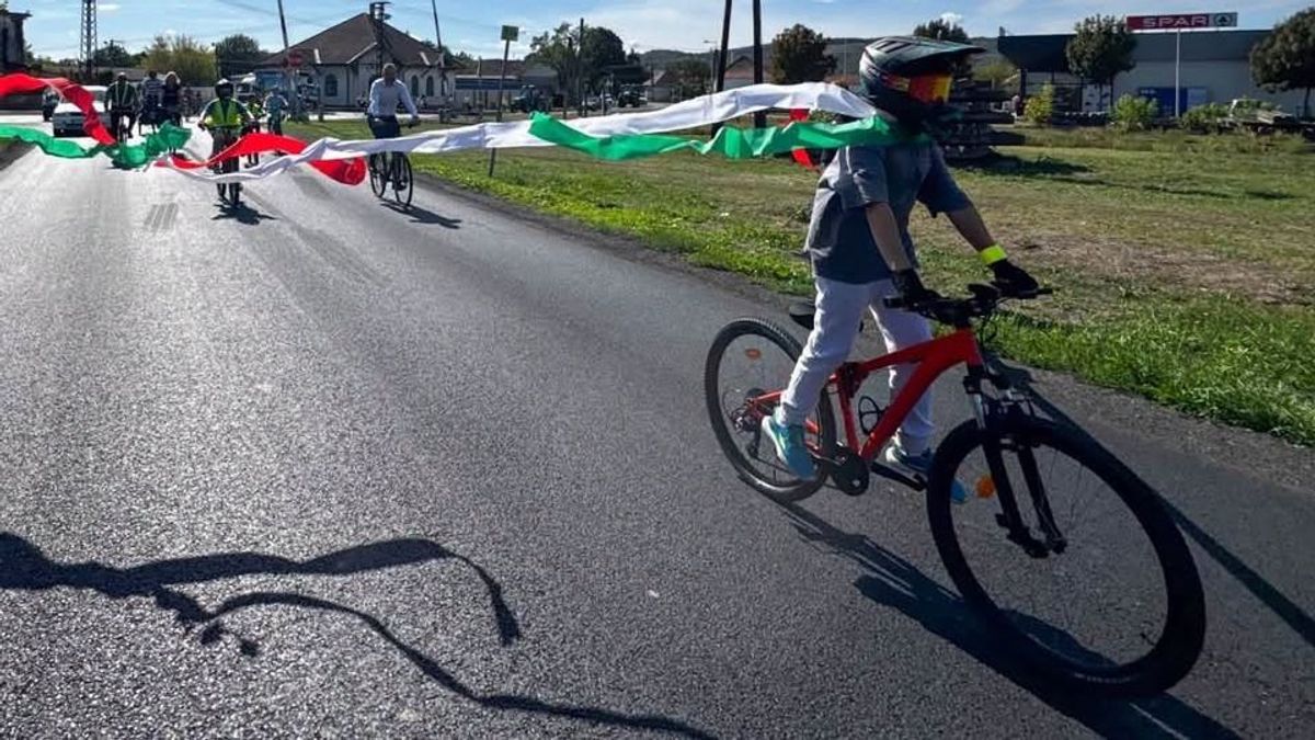 Biciklivel avatták fel a felújított utcát a zalai városban