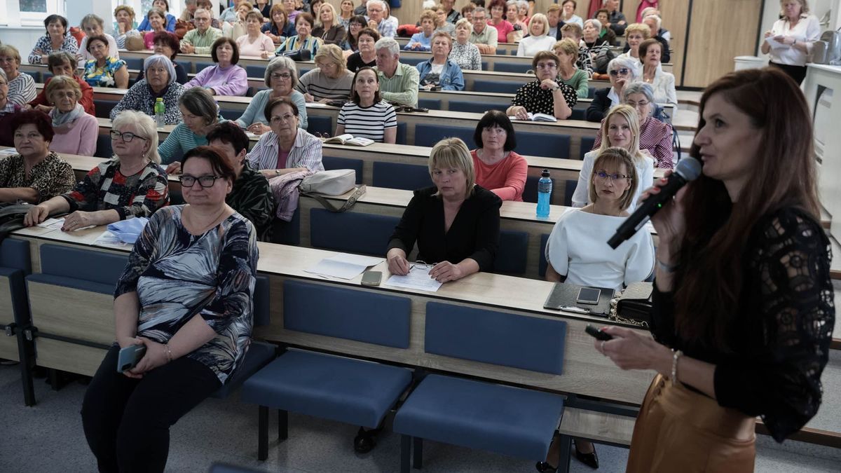 A dalai lámától Mohácson át az idősellátásig – újra megteltek a padsorok a Senior Akadémián (galéria)
