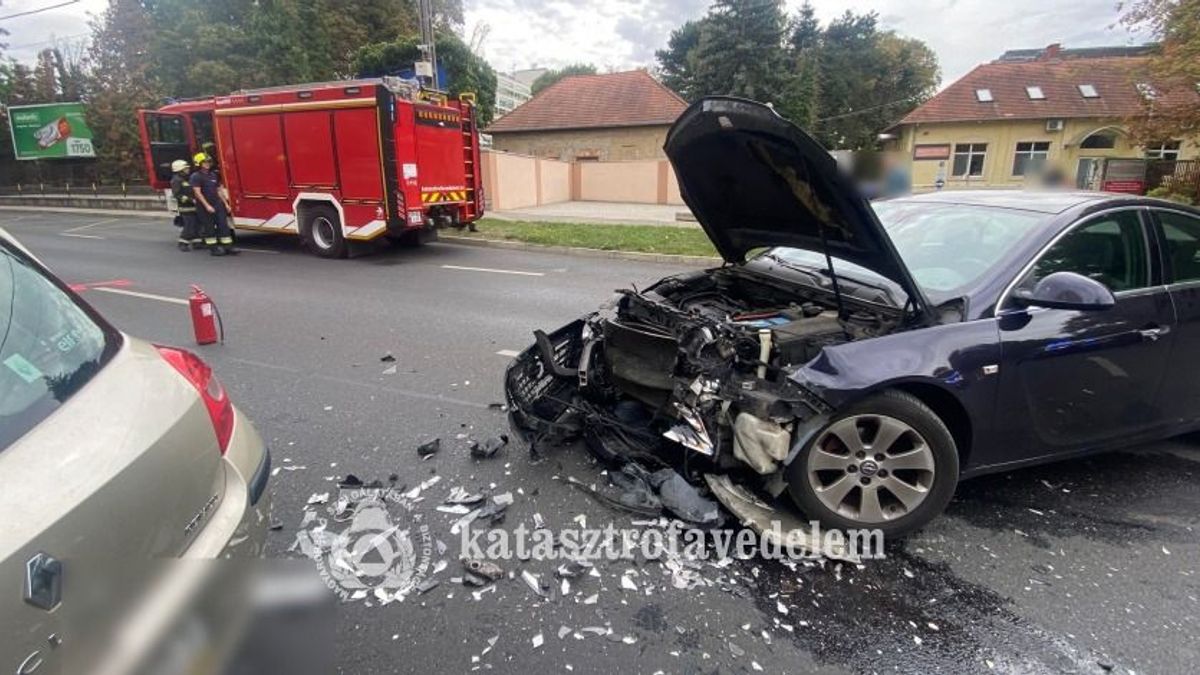 Csúnyán összetört két autó a zalai városban, egy 78 éves nő megsérült - képek a balesetről