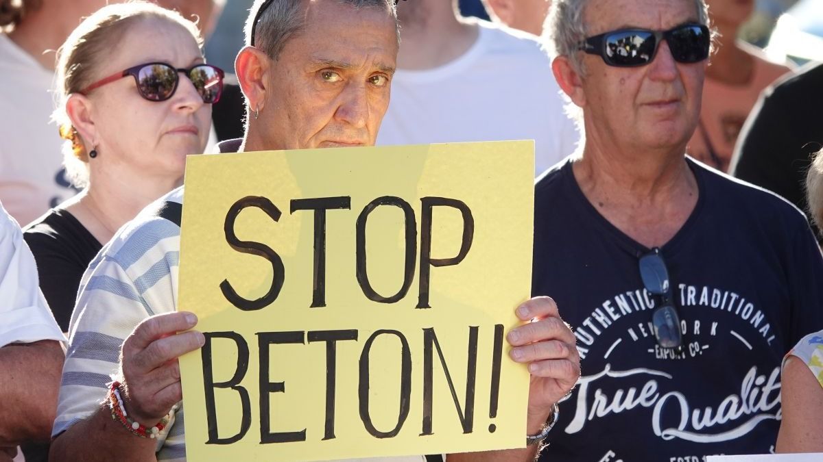 Betelt a pohár Balatonfüreden, utcára vonultak a lakóparkok miatt