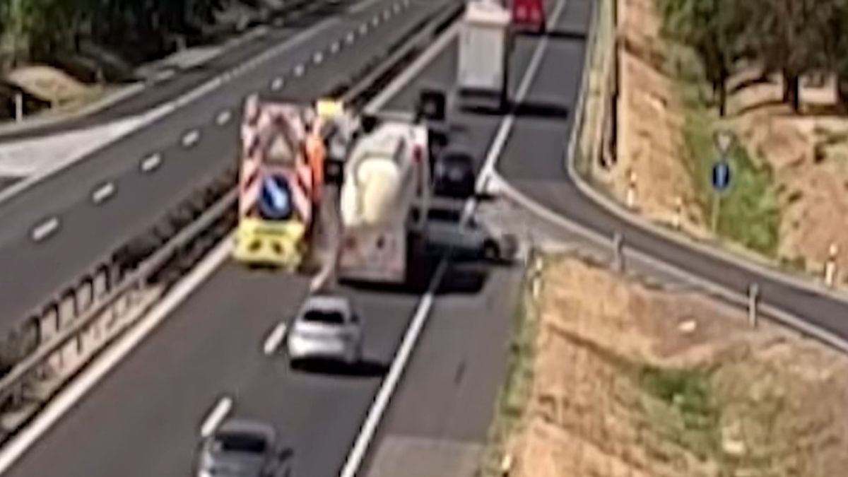 Megáll az ész! Videón, ahogy energiaelnyelőnek, majd egy kamionnak ütközik az autós