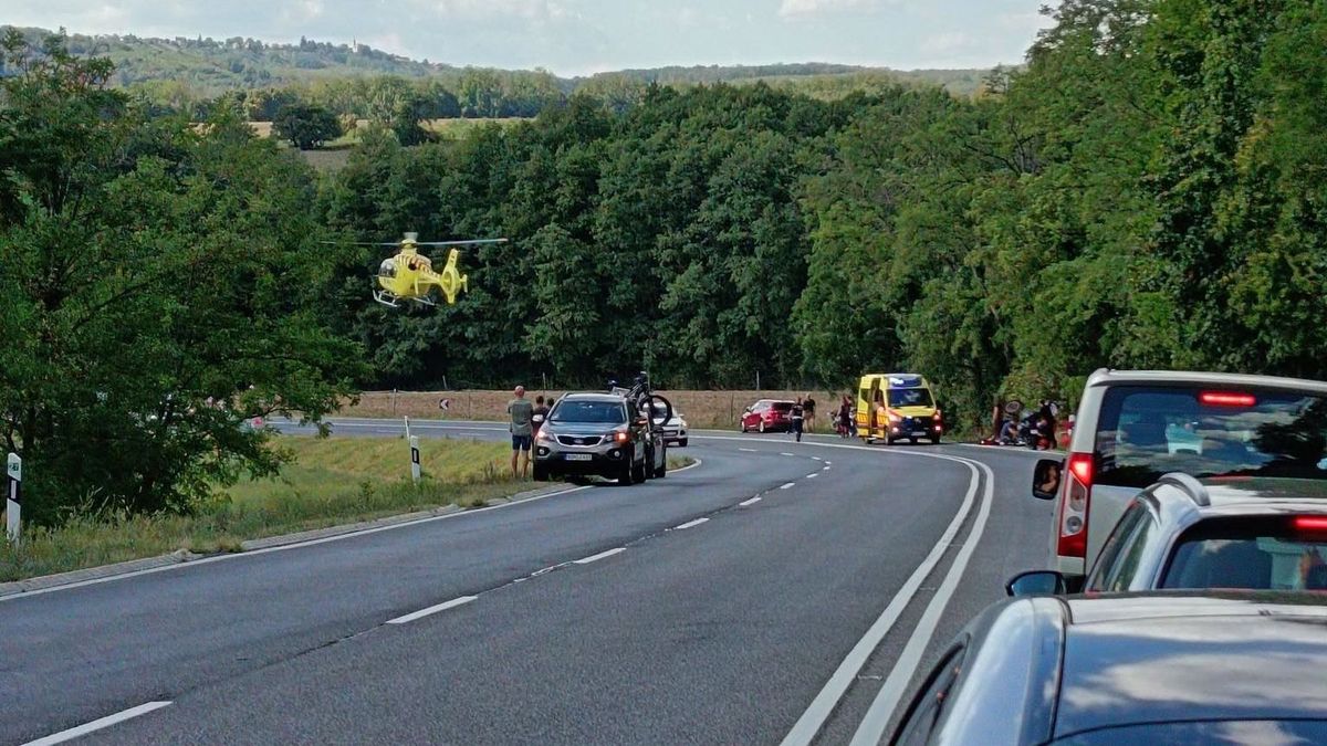 Szörnyű tragédia Kisbucsánál: jelzőtáblának ütközött, majd árokba csapódott egy motoros
