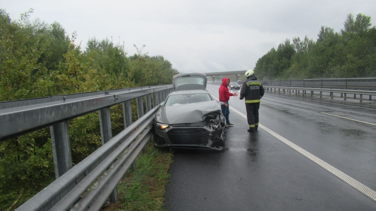 Rémálom az úton! Az eső és egy levált utánfutókerék is balesetet okozott a múlt héten