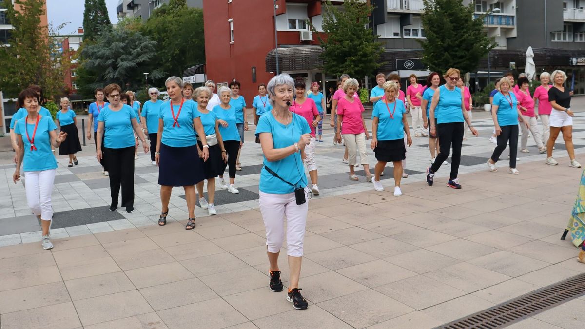 Lépések és mosolyok – szenior örömtánc töltötte meg élettel a zalaegerszegi Dísz teret (galéria, videó)