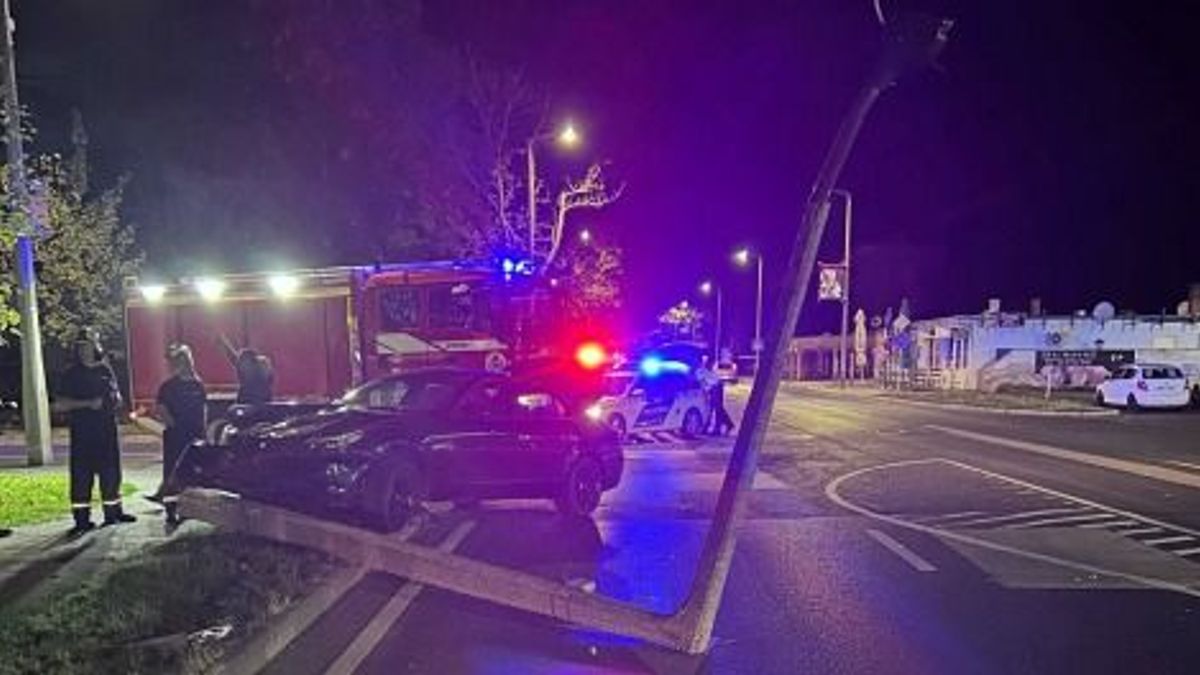 Villanyoszlopnak csapódott egy autó a zalai városban (helyszíni fotókkal)