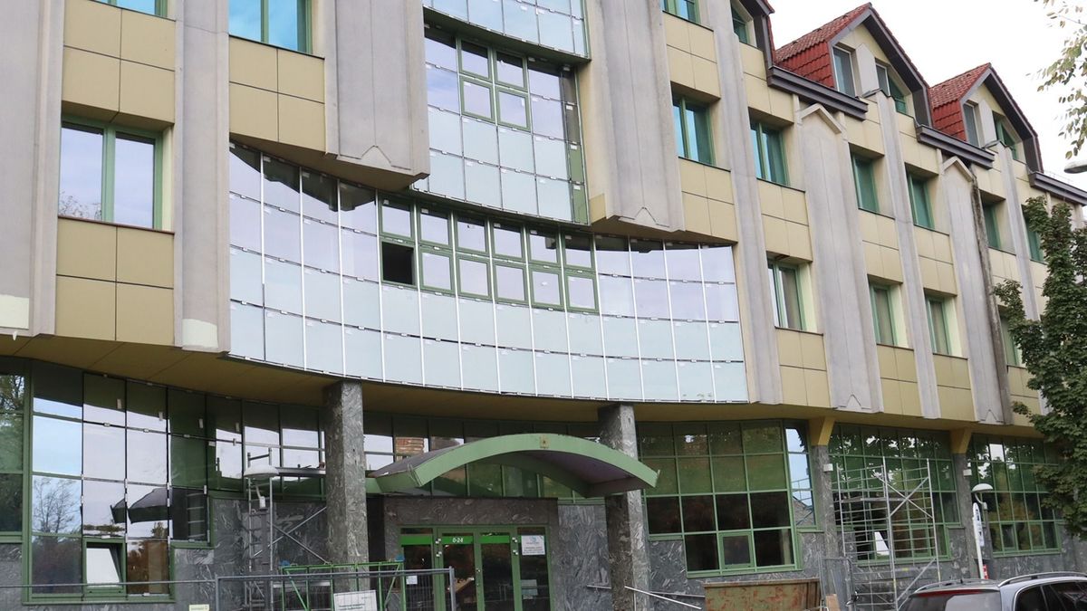 Már a homlokzaton dolgoznak: újabb mérföldkőhöz érkezett a zalaegerszegi OTP rekonstrukciója
