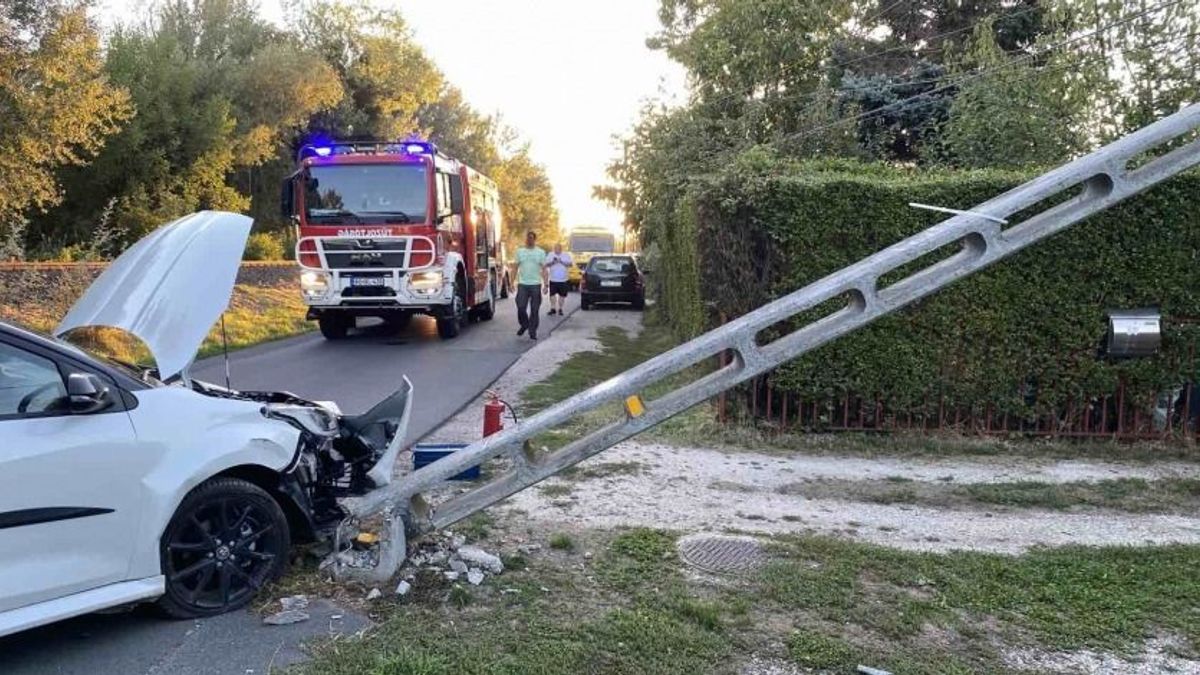 Nagy csattanás volt a zalai városban, kitört a villanyoszlop, a vezetékek tartották meg – képek a balesetről