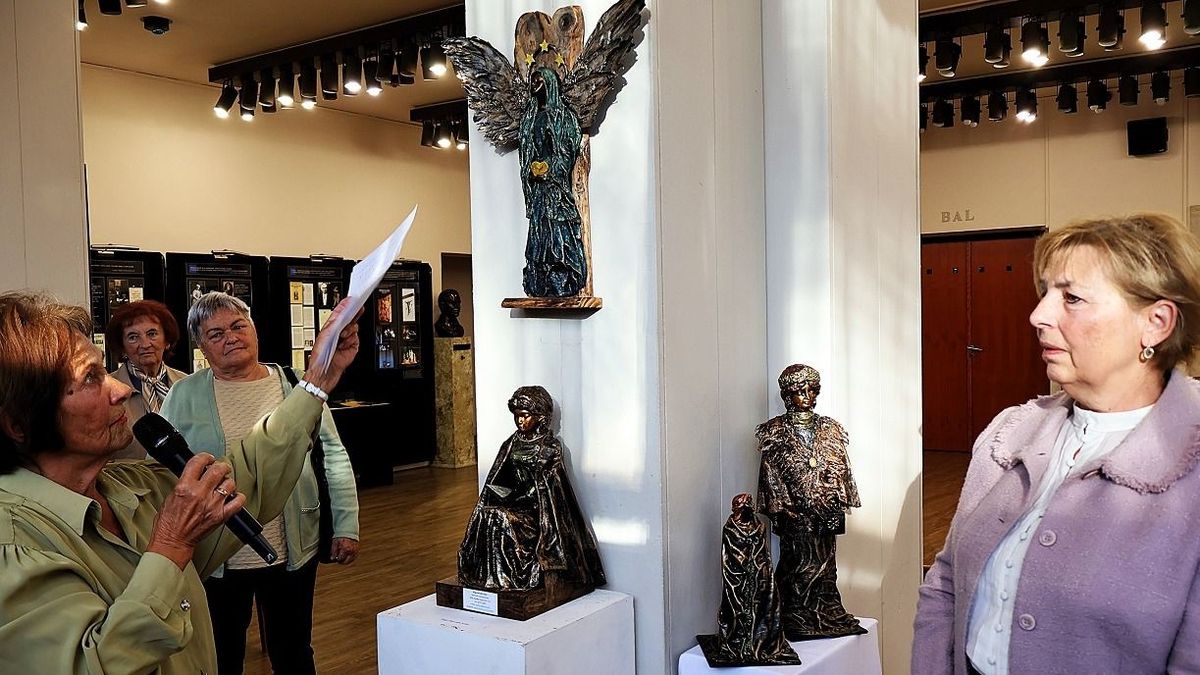 Negyven alkotó, kétszáz kiállított mű – időskorúak művészeti tárlata a zalaegerszegi színházban (galéria)
