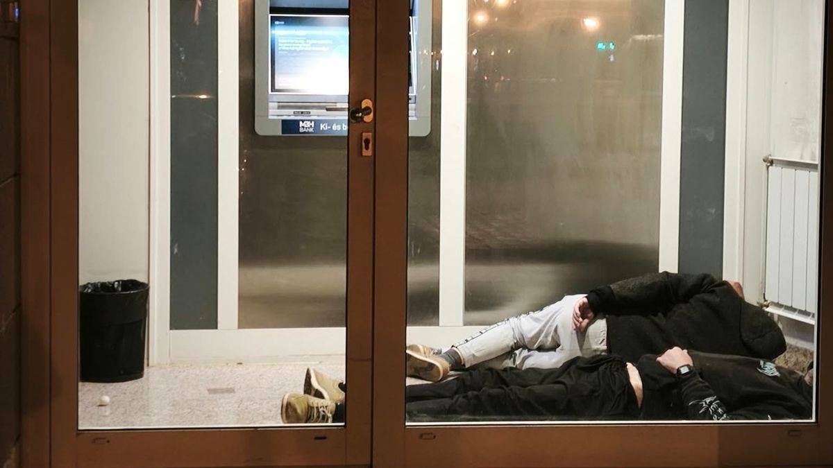 Hajléktalanok aludtak a bankautomata alatt ebben a zalai városban – a szakember elárulta, miért maradnak néhányan inkább az utcán