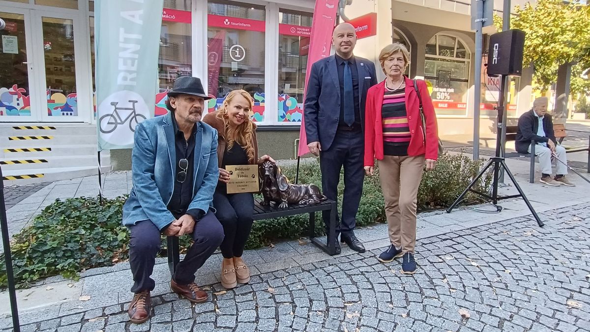 Kutyaemlék a hévízi sétálóutcán: Boldizsár és Tóbiás szoborként örökre velünk marad