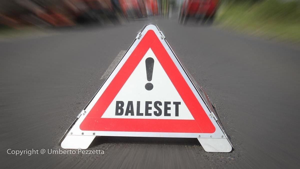 Felborult egy kamion az M7-esen, egy sávon halad a forgalom