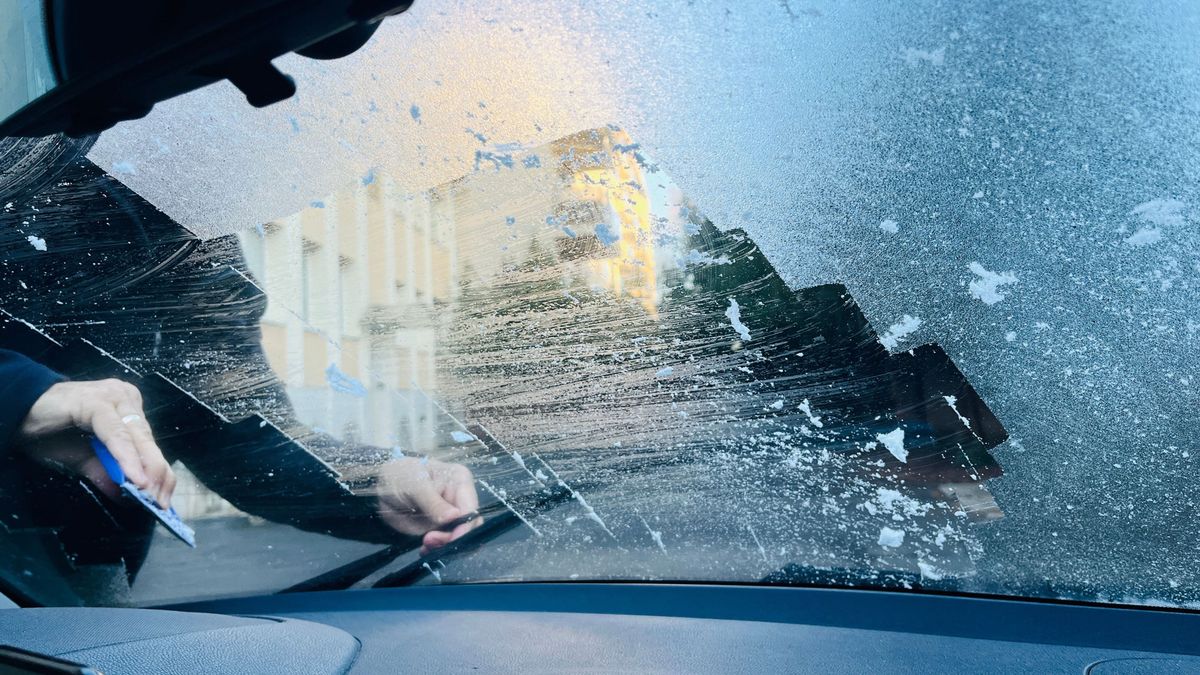 Jeges meglepetés várta ma reggel a zalai autósokat – mutatjuk, mit tilos ilyenkor tenni