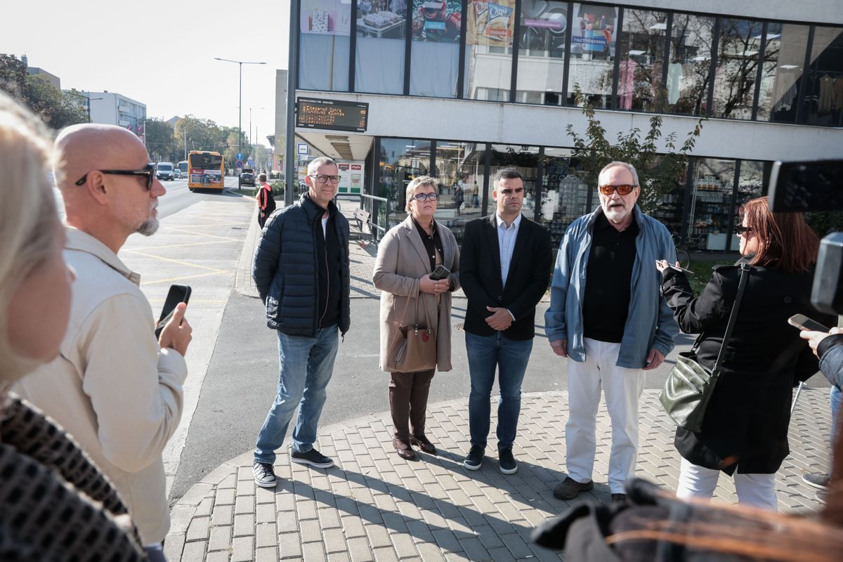 A látássérültek közlekedését segítő eszközökről egyeztettek a Mozi köz buszmegállójában, Zalaegerszegen.