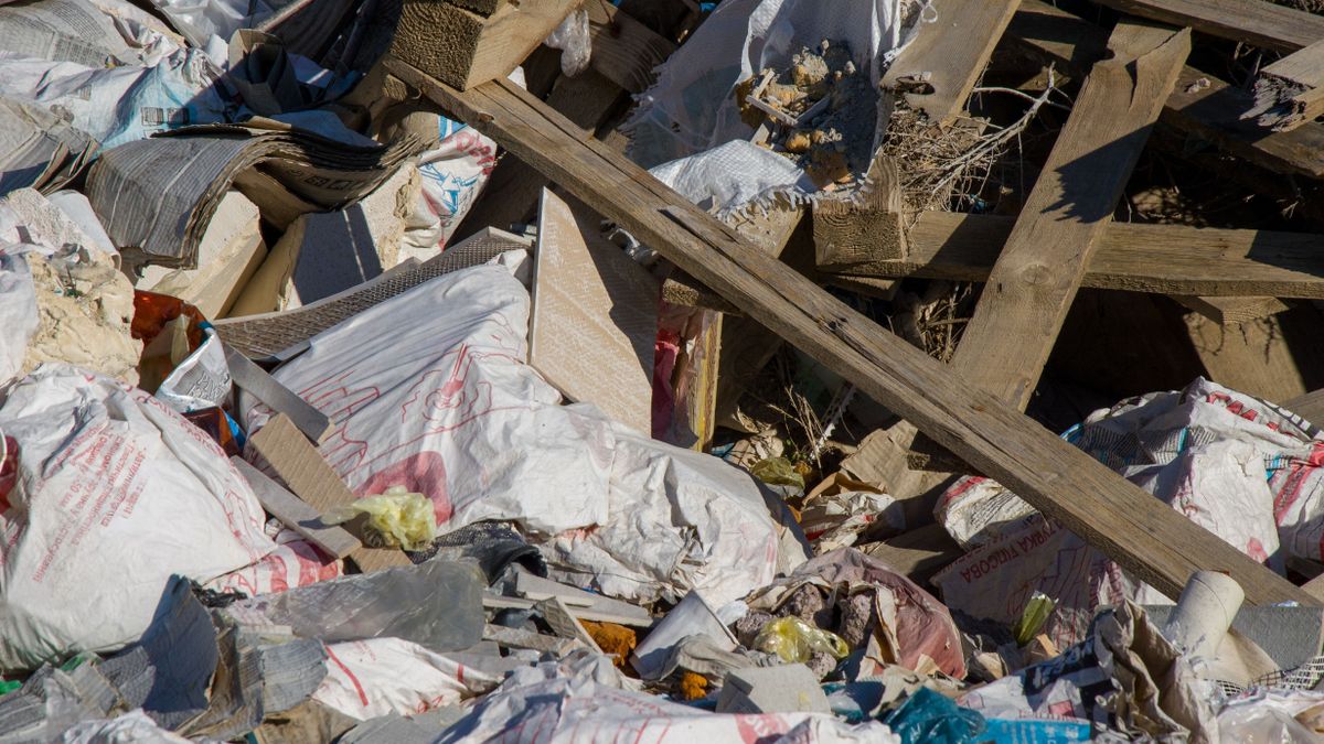 Gödröt ásott a hulladéknak – 75 tonna szemetet találtak egy letenyei férfi udvarán