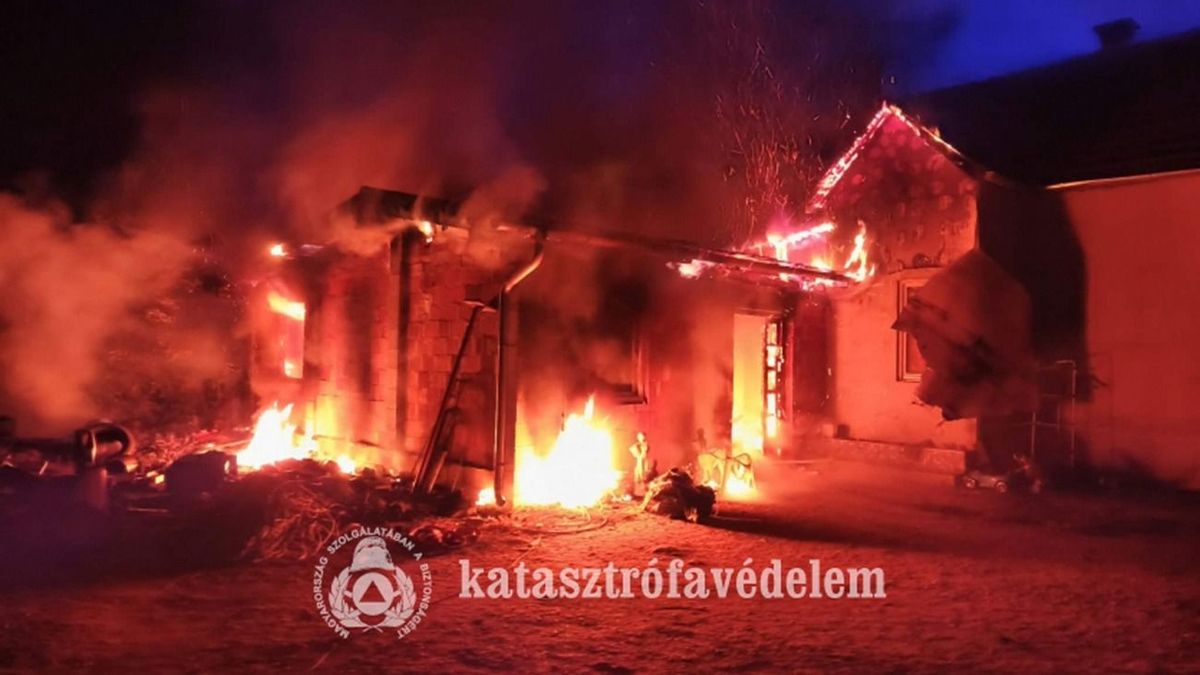 Hatalmas lángok csaptak fel a zalai városban, kis híján a családi ház is odaveszett – képeken a lángoló épület
