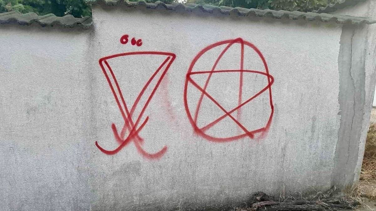 Sátánista jeleket rajzoltak a népszerű kirándulóhely falaira
