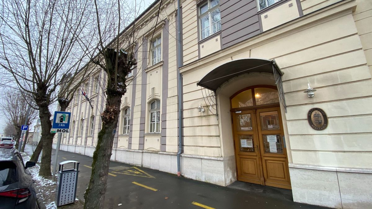 Több mint ezer gyermekpornográf felvételt találtak egy fiatal férfi telefonján