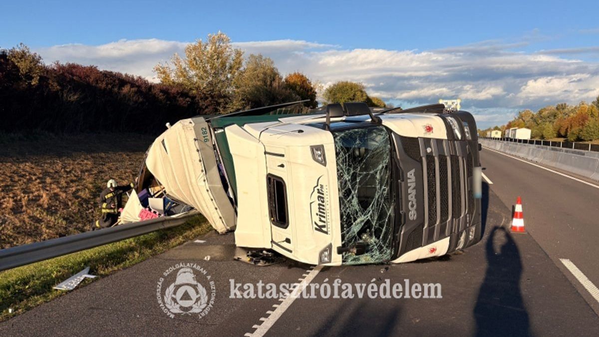 Fotókon a becsehelyi kamionbaleset: gázolaj szivárgott az útra a felborult teherautóból