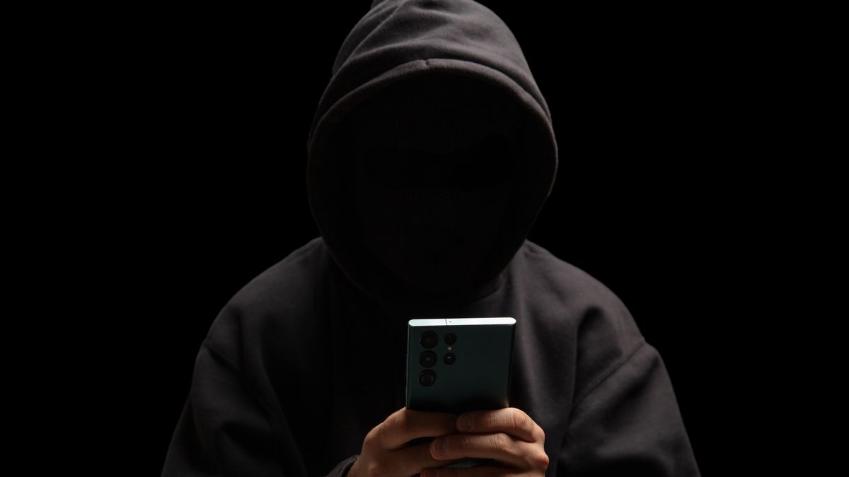 Használt telefonra cserélte az állami laptopot egy lenti diák – vádat emeltek ellene