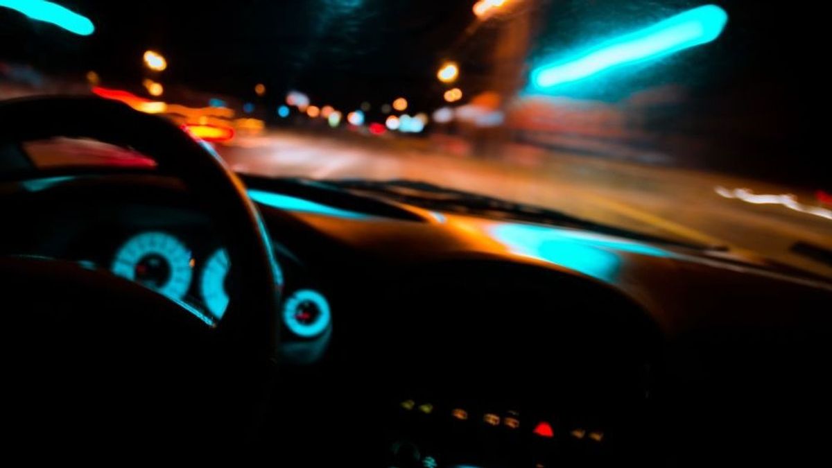 Felszedte a fekvőrendőrt a fiatal sofőr, mert zavarta az autóversenyzésben + videó